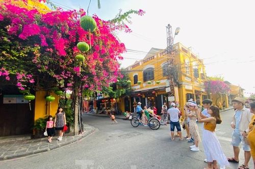 Du lịch phố cổ Hội An khởi sắc sau 'giấc ngủ dài' vì COVID-19
