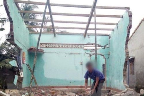 Giông lốc khiến tường đổ sập đè tử vong con trai 3 tuổi, mẹ trọng thương