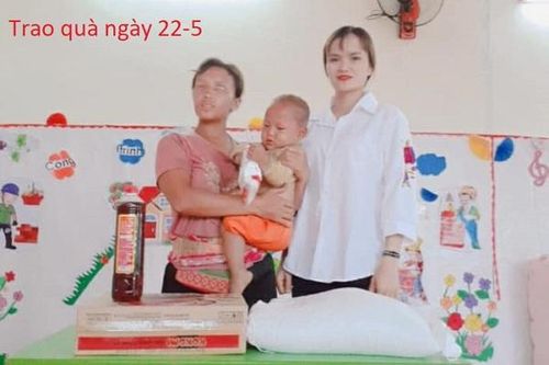 Nhiều nhà hảo tâm ủng hộ 4 mẹ con cô gái mù đơn thân Sùng Thị Sông