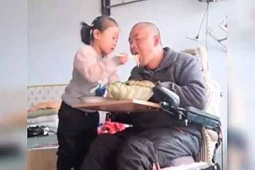 Cảnh tượng thắt lòng: Bé gái 6 tuổi chăm bố ốm liệt giường khi mẹ bỏ đi