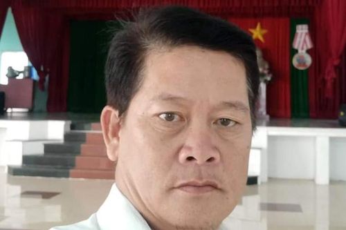 Bắt thầy giáo sàm sỡ 2 học sinh trong nhà vệ sinh