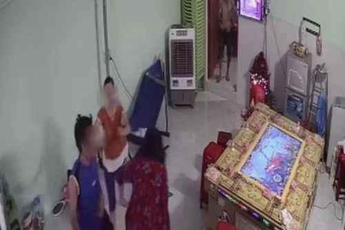 Nam thanh niên thẳng tay tát vào mặt mẹ trước mặt vợ con khiến dân mạng bất bình