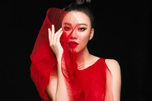 Á hậu Kim Duyên khoe thần thái ma mị trong bộ ảnh mới