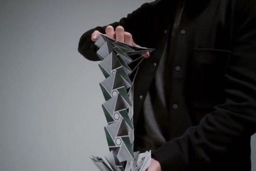 Choáng ngợp với màn xào bài ảo diệu điêu luyện hơn cả trong phim