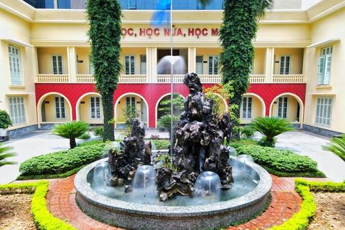Trường Đại học Thương mại, lãng mạn từng khoảnh khắc
