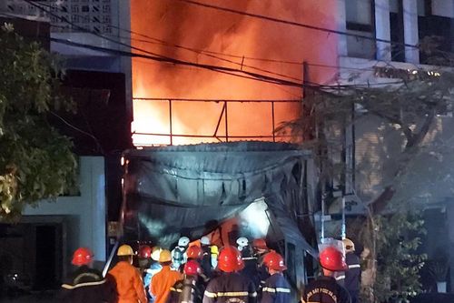 Lần thứ 2 tiệm sửa chữa thiết bị văn phòng cháy, 7 người kịp thoát thân