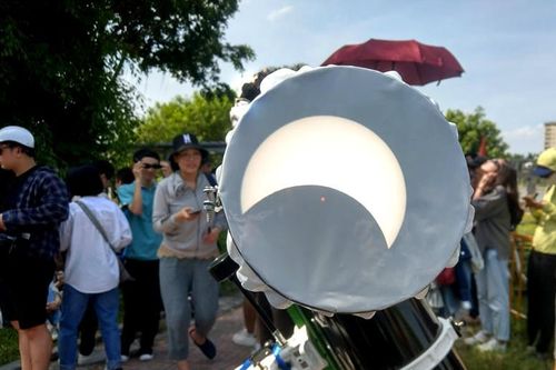 Nhật thực ở Việt Nam: Giây phút hân hoan xem Mặt trăng 'ăn' dần Mặt trời