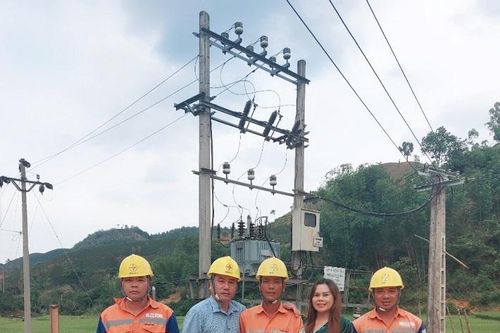 Xí nghiệp dịch vụ điện lực Sơn La: Tiếp sức, động viên người lao động mùa nắng nóng