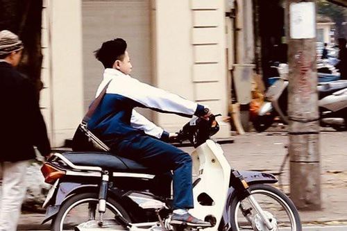 Chạy xe điện, xe máy cần giấy phép lái xe hạng A0, teen và phụ huynh có ý kiến trái chiều