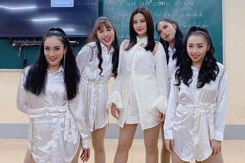 Đông Nhi bầu bì tháng thứ 5 vẫn quẩy cực sung trên sân khấu