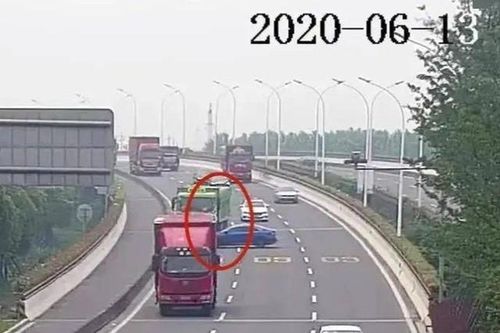 Mới lấy bằng, nữ tài xế 'hồn nhiên' lái ngược chiều giữa đường cao tốc
