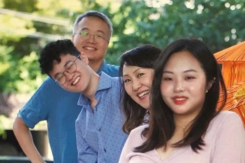 Những ông bố vật lộn với cô đơn, nuôi vợ con ở trời Tây