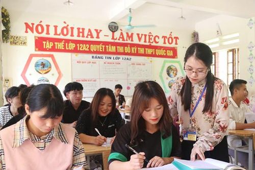 Học sinh lớp 12 vượt nắng nóng ôn thi tốt nghiệp THPT