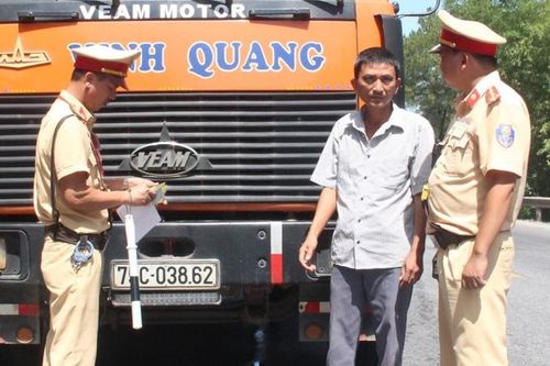 CSGT xứ Huế đội 'lửa trời' xử lý phương tiện vi phạm