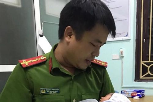 Một bé trai sơ sinh bị bỏ rơi ở gần cánh đồng trong đêm