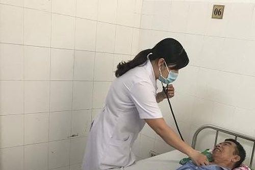 Xương cá tra dài 3 cm có nhiều đầu sắc nhọn trong thực quản người đàn ông