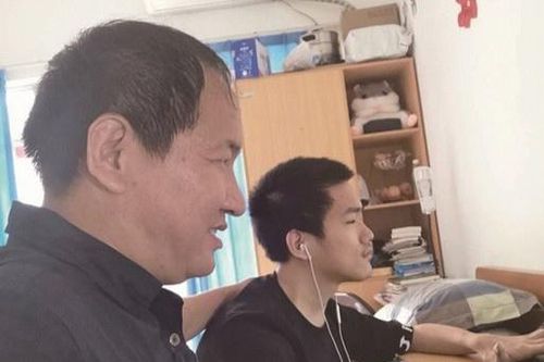Con bại não được cha đưa tới giảng đường hàng ngày