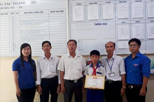 Biểu dương học sinh nhặt được tiền trả lại người đánh rơi