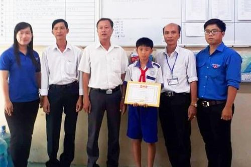 Học sinh lớp 5 nhặt được 68 triệu đồng, trả người đánh rơi