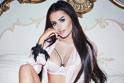 'Sốc nhiệt' với vóc dáng tuyệt vời của Amber Davies trong bộ đồ lót gợi cảm