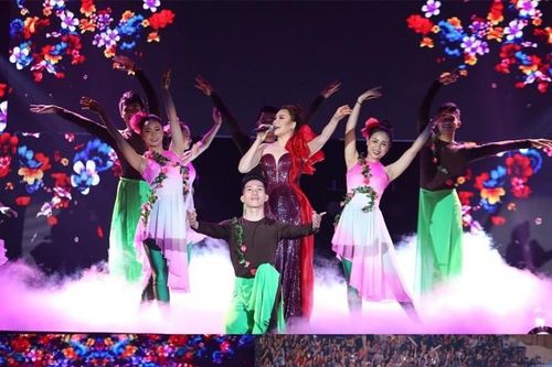 Trúc Nhân, Bảo Anh, Trung Quân gây xúc động khi hát tri ân đội ngũ chống dịch COVID-19