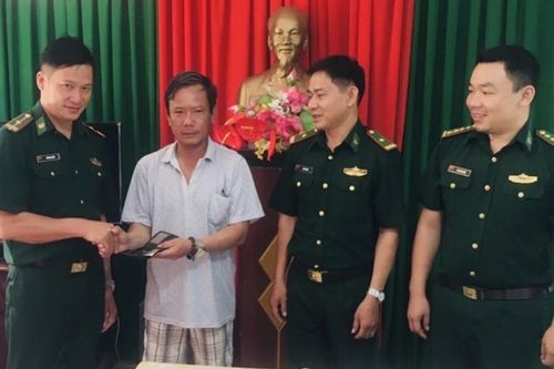 Cán bộ Đồn Biên phòng cửa khẩu cảng Thuận An nhặt được của rơi, trả người đánh mất