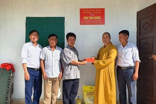 Nghệ An : Bàn giao nhà tình thương, tổ chức hội chợ nhân đạo