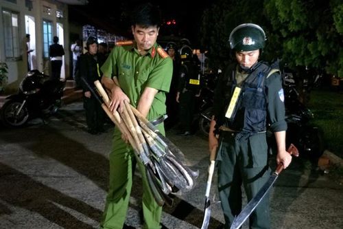 Kinh hoàng số dao, kiếm hơn 50 thanh niên chuẩn bị để chém nhau