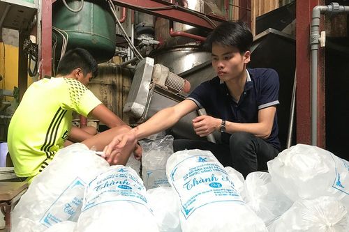 Trời nắng nóng, cơ sở sản xuất đá viên chạy hết công suất vẫn cháy hàng