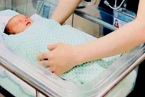 Bé sơ sinh bị bỏ rơi ở hố ga đã tử vong