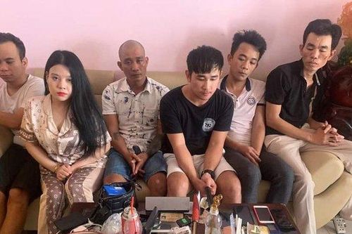 Hotgirl cùng 5 con nghiện khóa trái cửa, cố thủ cùng dao và ma túy