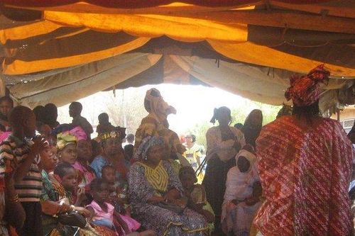 Lý do cô dâu ở Mali nhuộm đen chân, tay và răng