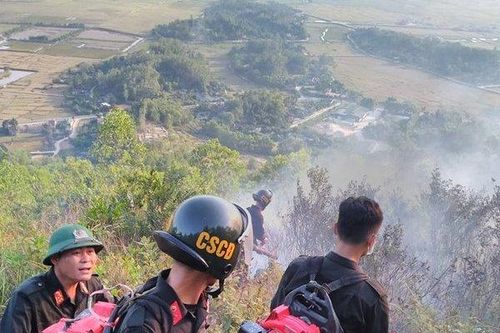 500 cán bộ chiến sỹ trắng đêm dầm mình giữa biển lửa cứu rừng