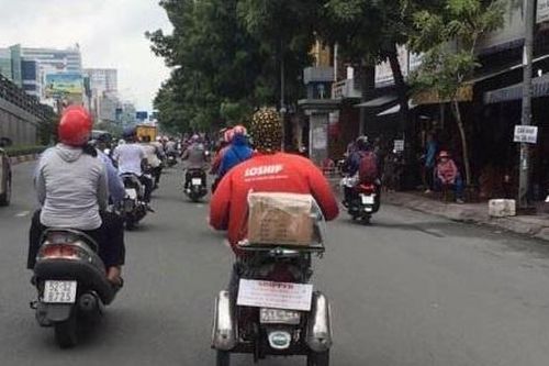 Cảm phục nỗ lực mưu sinh của shipper Loship khuyết tật