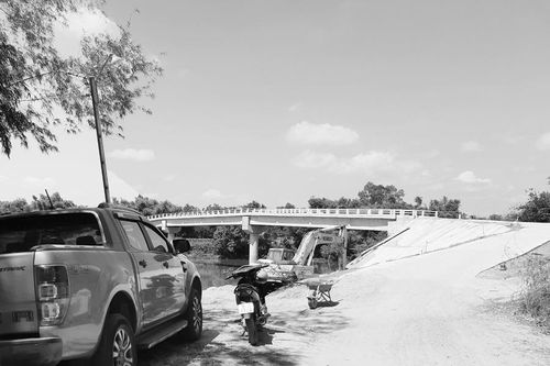 Xây cầu hơn 10 tỉ đồng, dân có dám đi?