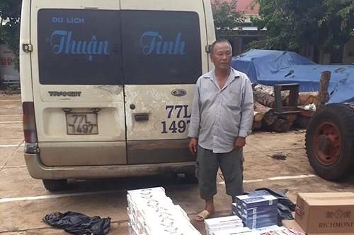 Gia Lai: Bắt xe khách chở hàng trăm bao thuốc lá lậu không rõ nguồn gốc
