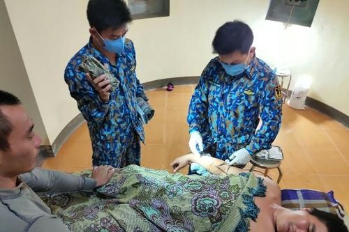Quân y đảo Đá Lớn cấp cứu ngư dân bị thương do đuôi cá đuối đâm
