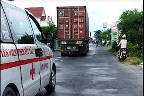 Truy tìm tài xế container không cho xe cứu thương vượt dù hú còi suốt 5km