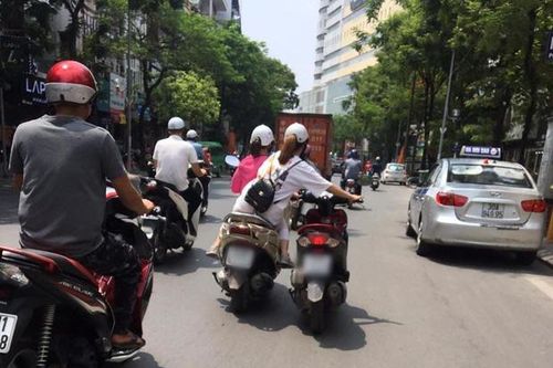 Pha dắt xe máy của 2 cô gái bị cộng đồng mạng lên án dữ dội