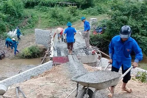 Cây cầu 'thanh niên' trên suối Nậm Có