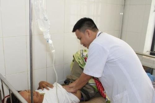 Người đàn ông tiểu ra máu đỏ tươi do ăn lá lộc mại
