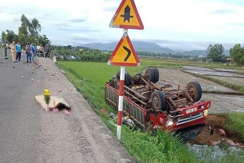 Ô tô tải va chạm với xe mô tô, 2 người thương vong