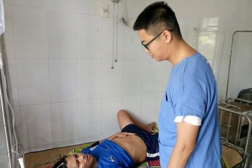 Quân y đảo Song Tử Tây cấp cứu ngư dân bị giảm áp khi lặn biển