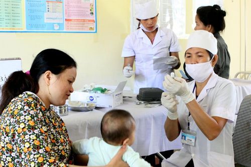 Trẻ 7 tuổi được tiêm bổ sung vaccine bạch hầu miễn phí