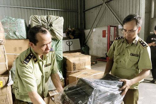 Lào Cai tạm giữ số lượng lớn đồ chơi trẻ em, giày dép, mỹ phẩm có dấu hiệu nhập lậu