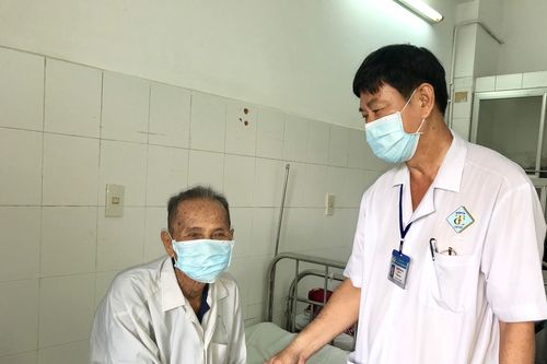 Cụ ông 101 tuổi được phẫu thuật cắt đốt nội soi tuyến tiền liệt thành công