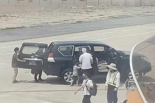 Xe đón Phó Bí thư Phú Yên và người nhà mới được cấp thẻ vào sân bay Tuy Hòa