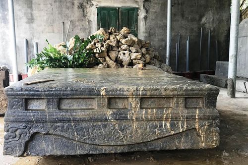 Người dân đi làm đồng phát hiện sập đá cổ từ thế kỷ XVI