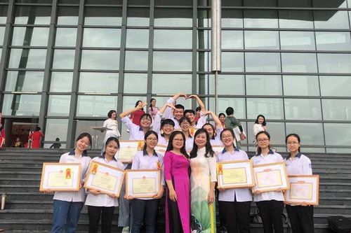 Đạt thành tích học tập 'khủng', học sinh nhận 'mưa' tiền thưởng