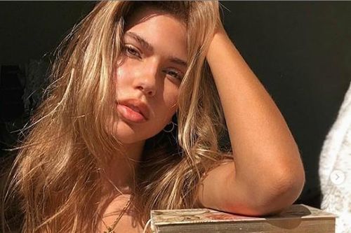 Kara Del Toro mặc yếm lụa mỏng tang phô trọn lưng trần và vòng 1 siêu gợi cảm